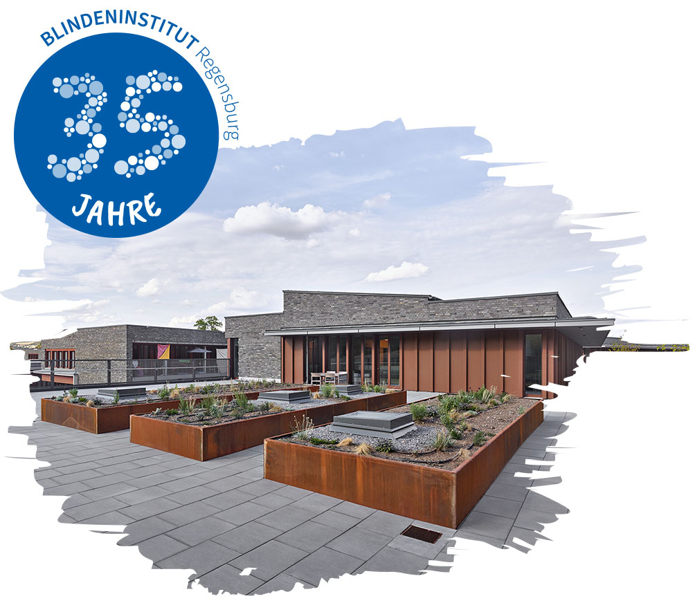 Das Blindeninstitut Regensburg mit moderner, geradliniger Architektur in Naturtönen ist zu sehen. Oben links im Bild befindet sich ein rundes blaues Logo mit weißer Aufschrift: „35 Jahre Blindeninstitut“.