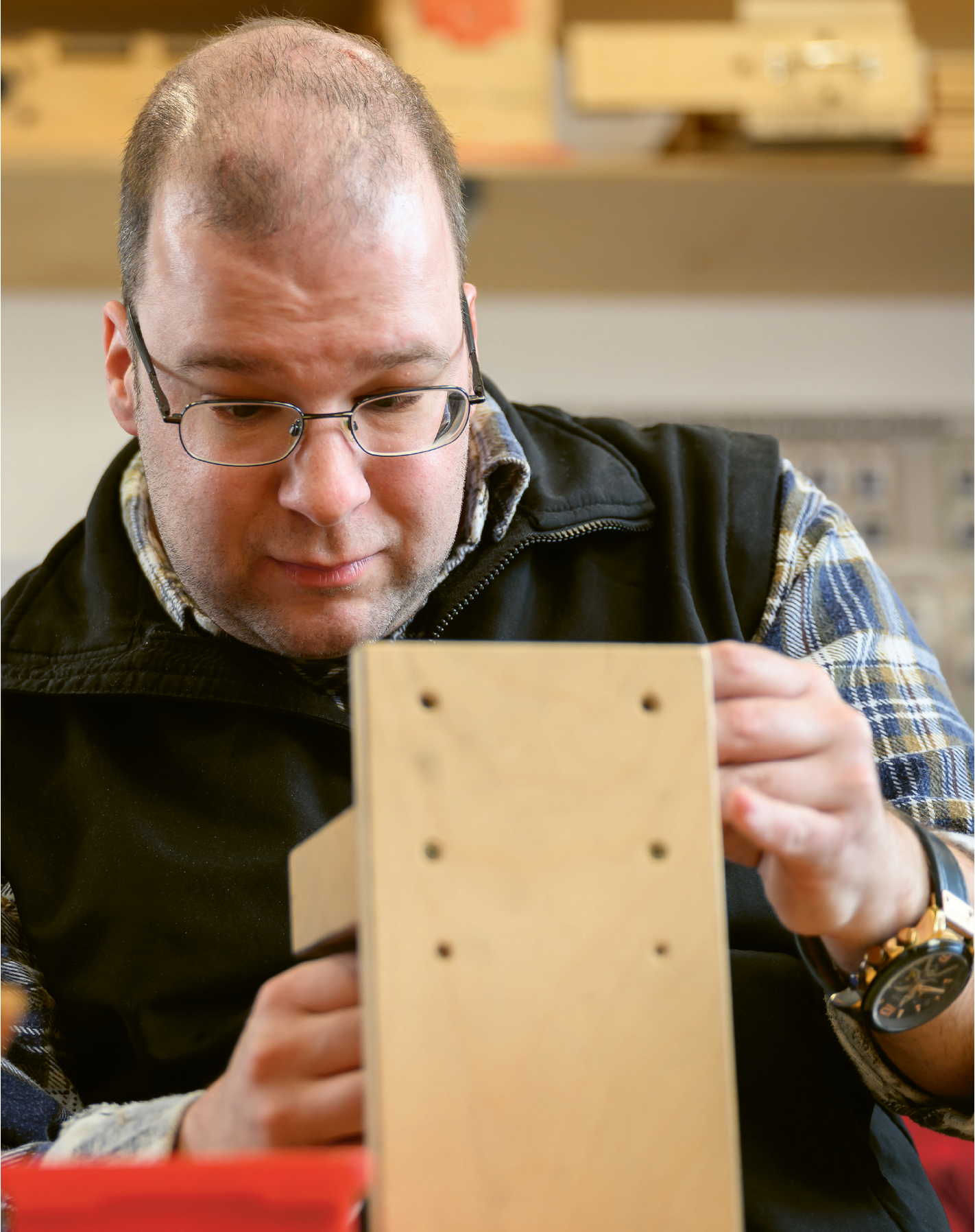 Steffen Seubert, der in der Bentheim Werkstatt tätig ist, arbeitet gerade an einer Holzkonstruktion.