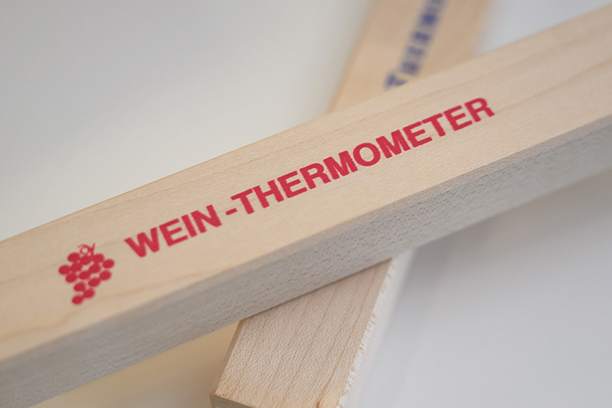 Ein Wein-Thermometer aus Holz.