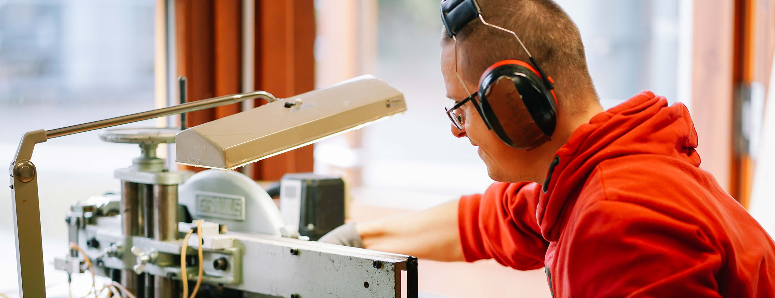 Ein Mann mit Gehörschutz in der Werkstatt